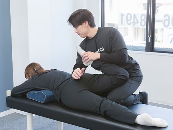 マンツーマンでのストレッチの様子